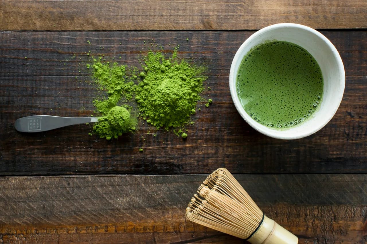 Bol de matcha fouetté et ustensiles en bambou — rituel matcha Rituo