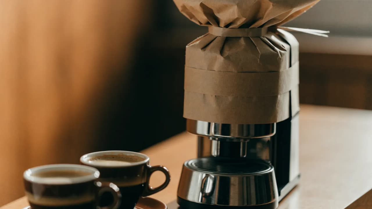 Machine à café pour l’entreprise : équiper ses bureaux ou offrir à ses équipes