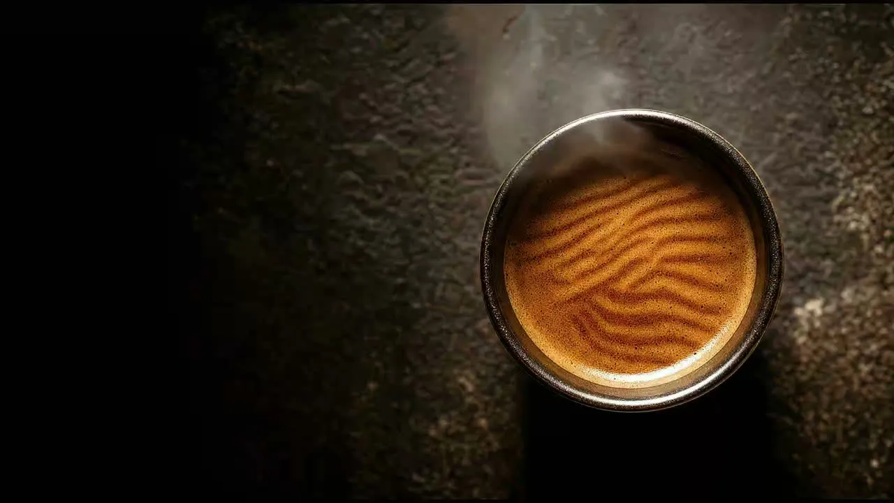 Espresso fraîchement extrait dans une tasse, vapeur — cafetière portable Rituo